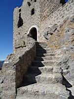 Chateau de Queribus, 2eme enceinte, Pt6, Porte d'entree de la 3eme enceinte surmontee des vestiges d'une breteche.jpg